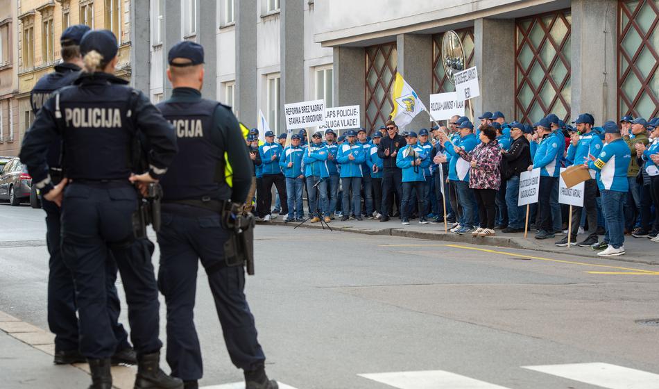 Dramatično pred vladnim poslopjem: Dovolj imajo "arogantne, nekompetentne" vlade