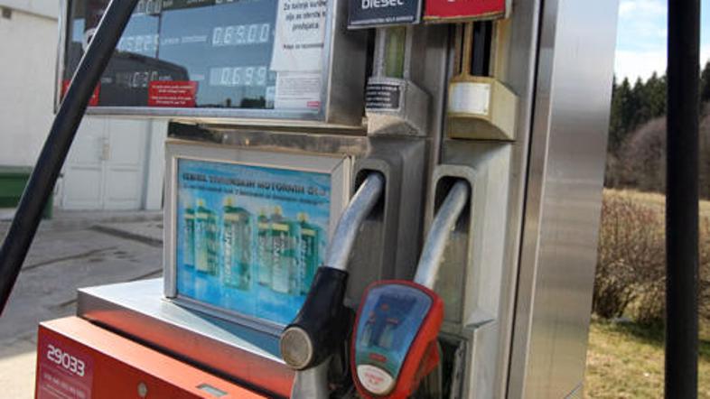 Liter dizla ali bencina bo v povprečju dražji za en cent.