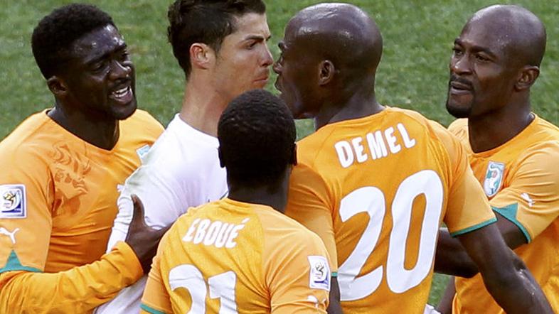 Takole sta si v lase skočila Cristiano Ronaldo in Guy Demel. (Foto: Reuters)