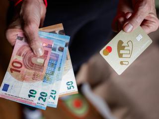 denar, bankovci, gotovina, bančna kartica