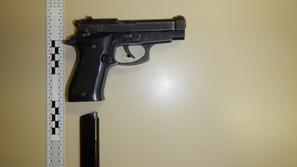 zasežena pištola
