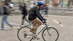 Večjo uporabo čelad bo prometno ministrstvo poskušalo doseči drugače, ne z zakon