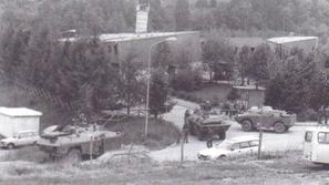 Obleganje učnega centra na Pekrah s strani JLA. (Foto: Wikimedia)