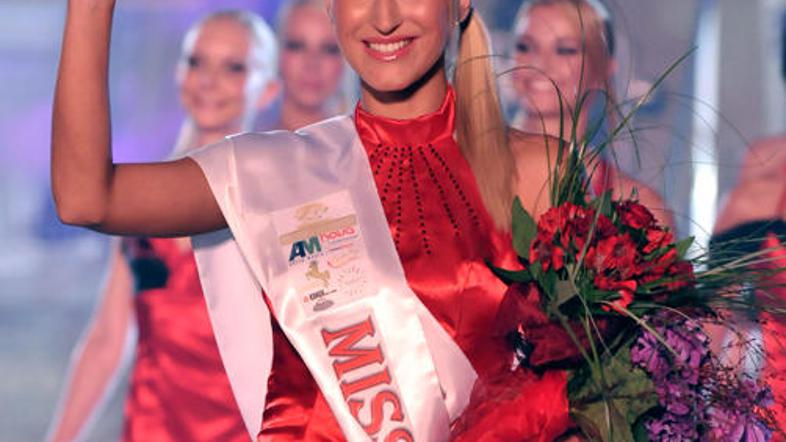 Miss hawaiian tropic Tjaša Sidar, ki rada poje, pravi, da v vode profesionalnega