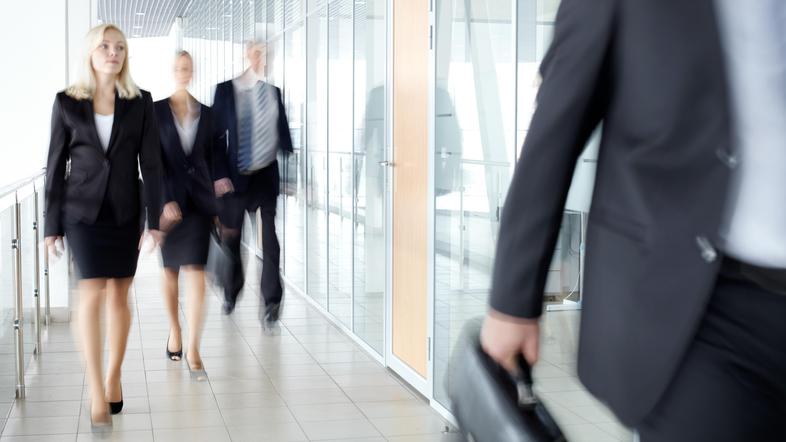 Delavci v poslovnih oblekah in z aktovkami