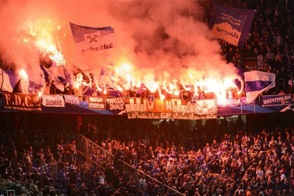Basel Schalke Liga prvakov navijači tribuna bakle dim zastava