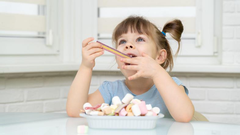 otrok, deklica, sladkarije