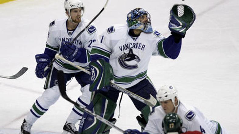 Roberto Luongo je tudi po poškodbi uspešno branil svoj gol.