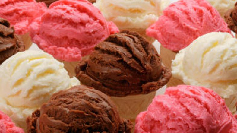 Porcija jagodnega in vanilijevega sladoleda (250 g) ima okoli 380 kalorij.