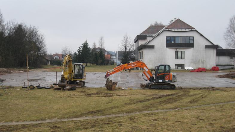 Ob leški osnovni šoli gradijo športno igrišče. Dokončano bo konec junija, v šoli