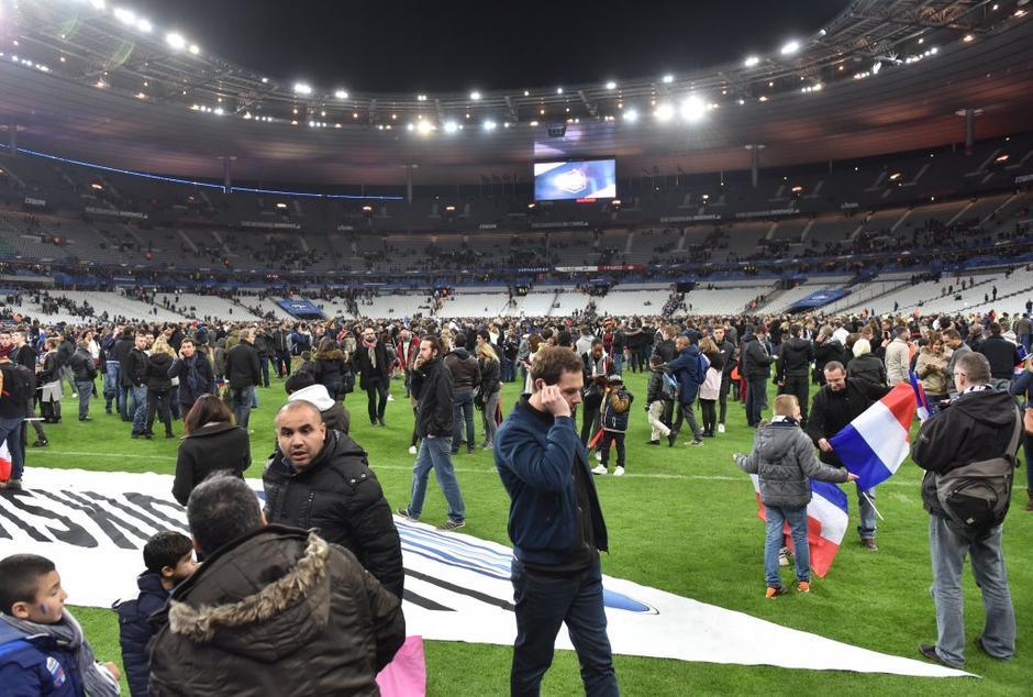 Teroristični napad Pariz, ljudje po prijaletljski tekmi Francija:Nemčija na Stad | Avtor: EPA