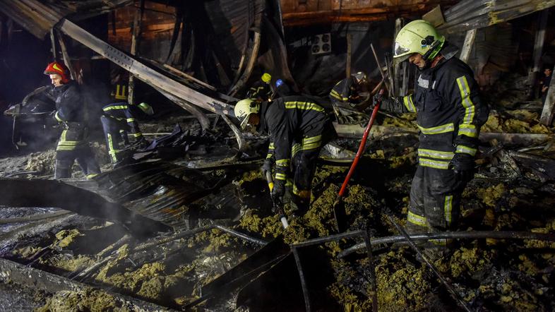 Novice: Raketa zadela trgovski center poln ljudi