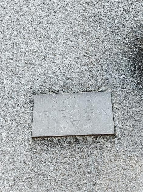 Razpadajoči samski dom v Stražišču pri Kranju