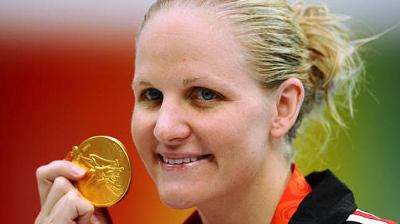 Kirsty Coventry pozira s svojo zlato olimpijsko kolajno.