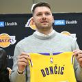 Luka Dončić pozira z novim dresom, dresom Lakersov