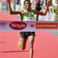 Gebrselassie se je takole zmagovito vrnil na polmaratonu na Dunaju. (Foto: EPA)