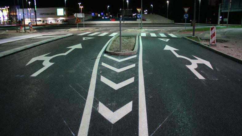 "Cesta z zmedenimi in nevarnimi oznakami pred koprskim krožiščem s fontano je bi