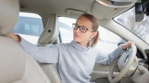 Ženska v avtu