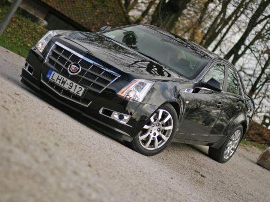 Všečna športna limuzina ne pušča dvomov o poreklu ter o dejstvu, da gre za model