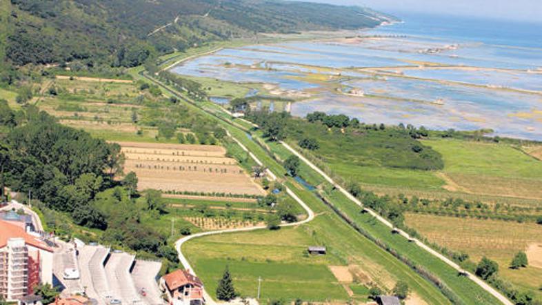 Hrvaški mediji menijo, da je slovensko zavlačevanje komisarju Rehnu načelo živce