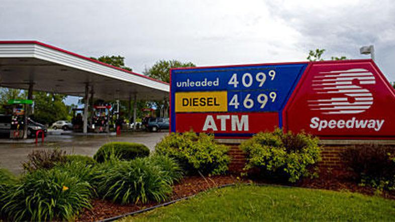 Povprečna cena za galono bencina v ZDA je prvič dosegla štiri dolarje.