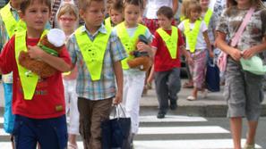 Po novem bi šestletniki, ki bodo jeseni stopili v prvi razred, v tretjem že dobi