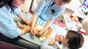 zivljenje 20.4.2005, cepljenje, dojencek, medicinska sestra, Pediatricna klinika