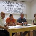 Predstavniki KS Gotna vas in Duško Brajdič (na levi) pred transparentom, s kater