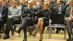 Politiki na vrhu gospodarstva.