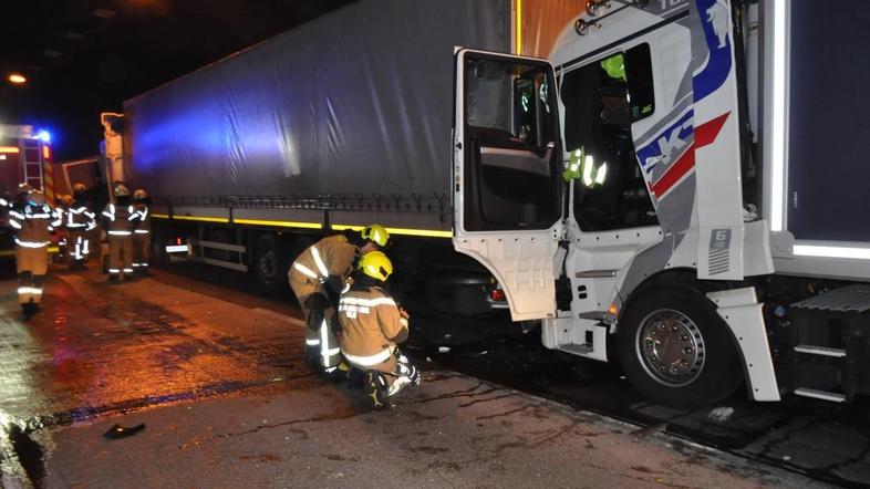 prometna nesreča predor tovornjak gasilci