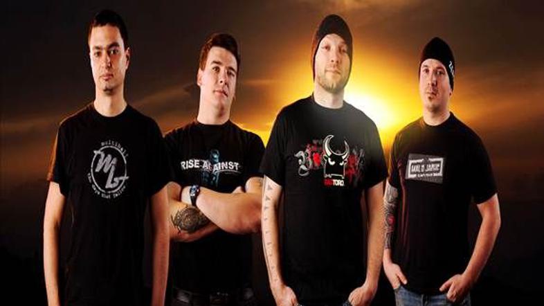 Skupina je imela priložnost  igrati  tudi  z  največjimi  glasbenimi  legendami,