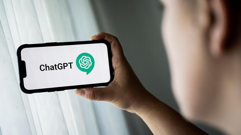 telefon z logotipom chatgpt na zaslonu
