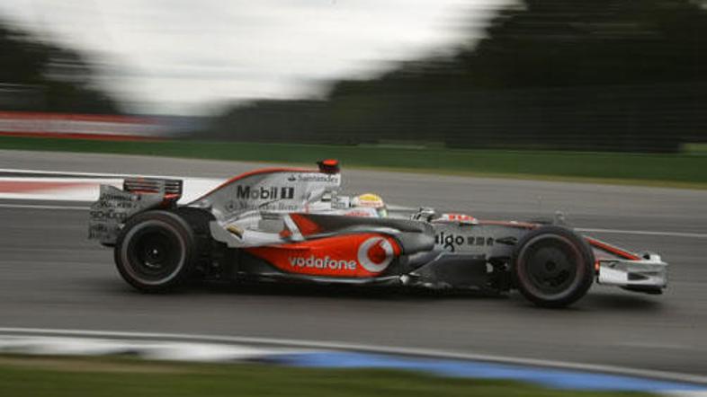 Lewis Hamilton je prav ob koncu iz vrha zrinil Felipeja Masso.