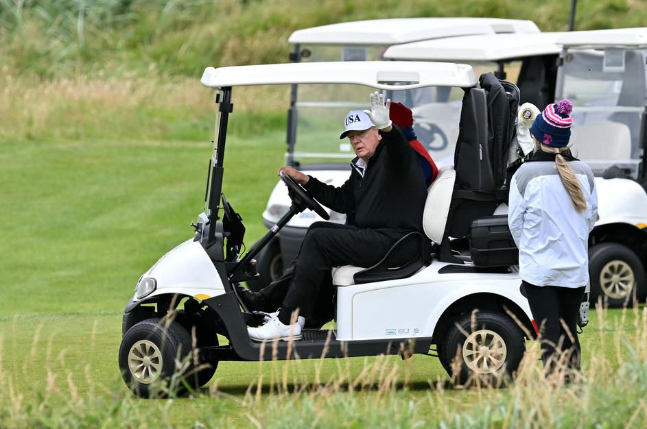 Donald Trump igra golf