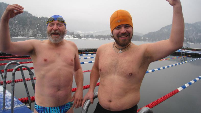 “Šala mala, tole jezero!” Škofjeločan Borut Novak (levo) in Kranjčan Miha Štembe