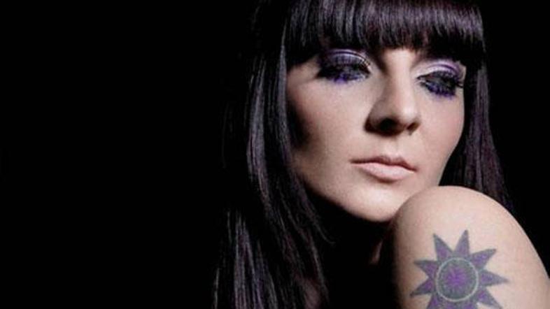 Lara-B je zelo zaposlena.