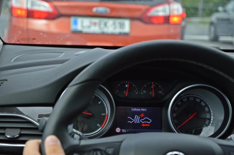 Opel astra in asistenčni sistemi | Avtor: Andrej Leban
