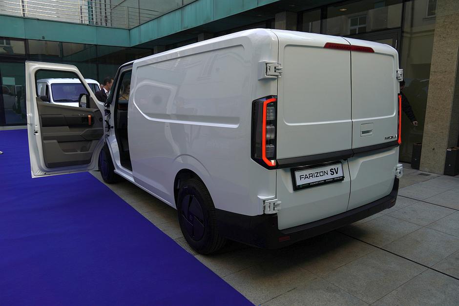 farizin V6E in farizon SV | Avtor: Matija_Janežič