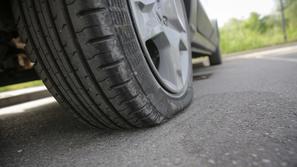 Prazna pnevmatika in kit za popravilo