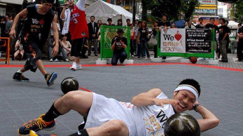 Športni nadobudneži se košarke pogosto lotijo na svojevrsten način.