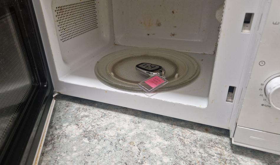 Zakaj vozniki ključe pospravljajo v mikrovalovko in zakaj je to nevarno?