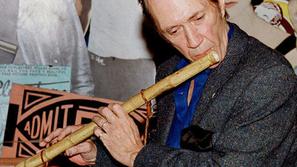 David Carradine med igranjem bambusove flavte, ki jo je igral kot Caine v Kung F