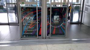 Madridsko letališče je polepljeno s plakati. (Foto: Izak Košir)