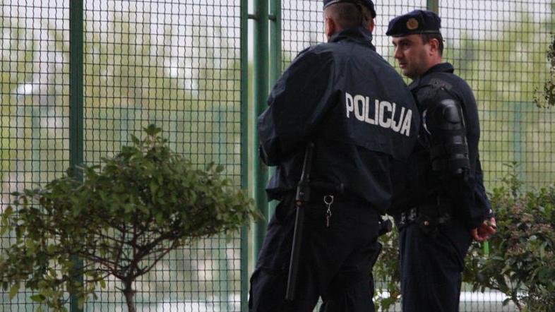 Hrvaški policisti niso zasačili vlomilca, temveč vinjenega soseda. (Foto: Pixsel