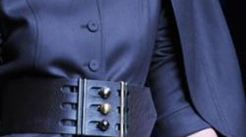 Poudarite obline – širok pas kombinirajte preko jakne.