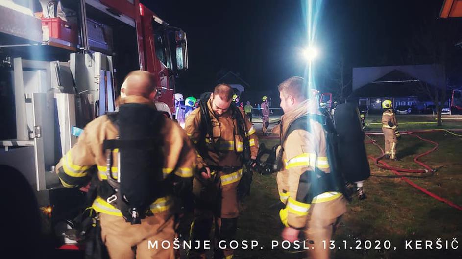 Gasilci gasijo požar gospodarskega poslopja