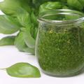 Pesto z baziliko lahko pripravite na zalogo.