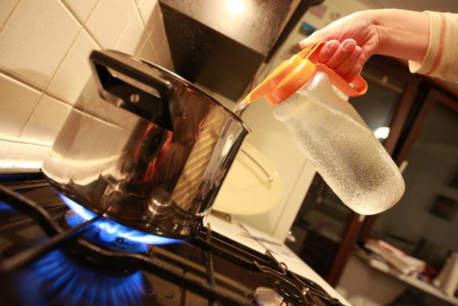 tzmojemesto 01.10.2007, prekuhavanje vode, kuhinja, plin, grelec, stedilnik, lon | Avtor: Boštjan Tacol