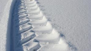 Sled traktorske gume v snegu