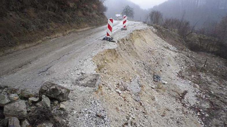 Plaz, ki se je sprožil ob jesenskem deževju, je sprva še omogočal promet. (Foto: